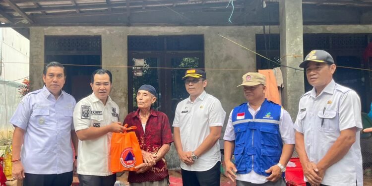 Bupati Pulang Pisau Serahkan Bantuan untuk Warga Korban Pohon Tumbang