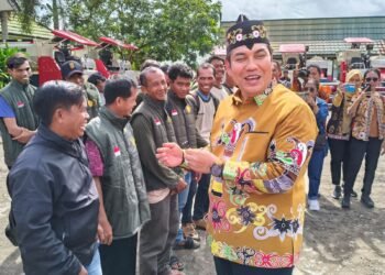 Perkuat Program Setop Impor Beras, Wabup Serahkan 14 Combine Harvester