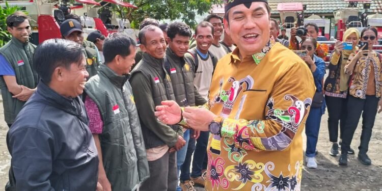 Perkuat Program Setop Impor Beras, Wabup Serahkan 14 Combine Harvester