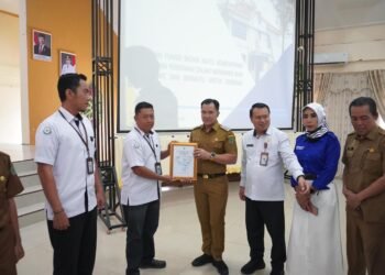 Pulang Pisau Prioritaskan Mutu dan Keamanan Pangan, Bupati Serahkan Sertifikat CBIB–CPIB kepada 22 Pembudidaya