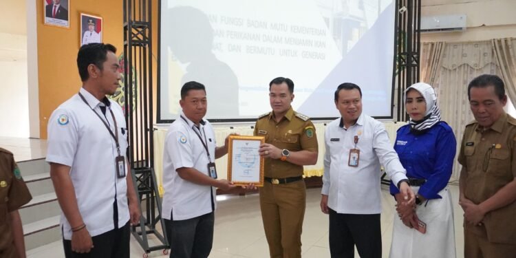 Pulang Pisau Prioritaskan Mutu dan Keamanan Pangan, Bupati Serahkan Sertifikat CBIB–CPIB kepada 22 Pembudidaya