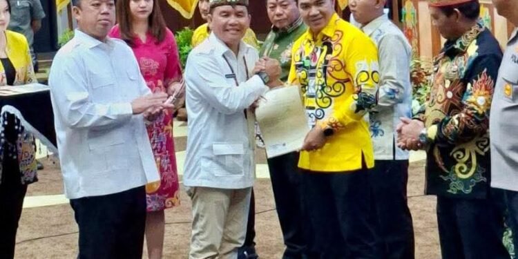 Bupati Pulang Pisau Hadiri Rakor Kebijakan Pertanahan dan Tata Ruang se-Kalteng, Terima Sertifikat Hak Pakai MPP