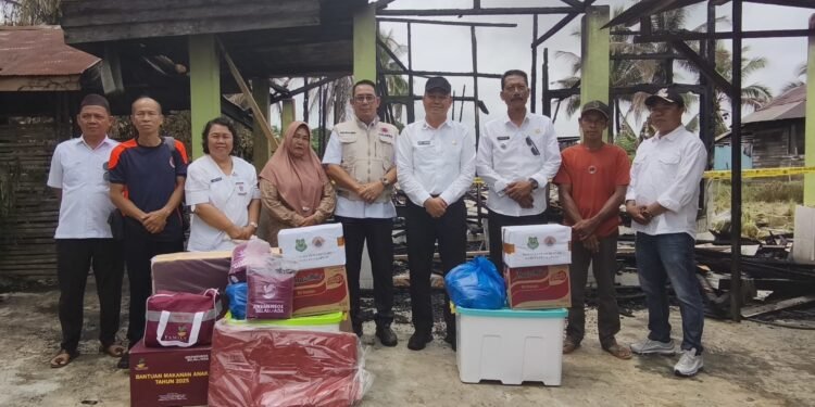Sekda Kapuas Serahkan Bantuan Korban Kebakaran di Tamban Catur