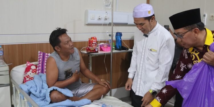 Bupati Rifa’i Berbagi Takjil, Jenguk Pasien di RSUD Pulang Pisau