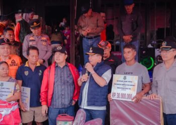 14 Rumah Terbakar di Lawang Kamah, Wiyatno Turun Tangan Salurkan Bantuan Rp30 Juta per Rumah, Kebutuhan Pokok dan Peralatan Dapur