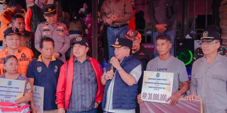 14 Rumah Terbakar di Lawang Kamah, Wiyatno Turun Tangan Salurkan Bantuan Rp30 Juta per Rumah, Kebutuhan Pokok dan Peralatan Dapur