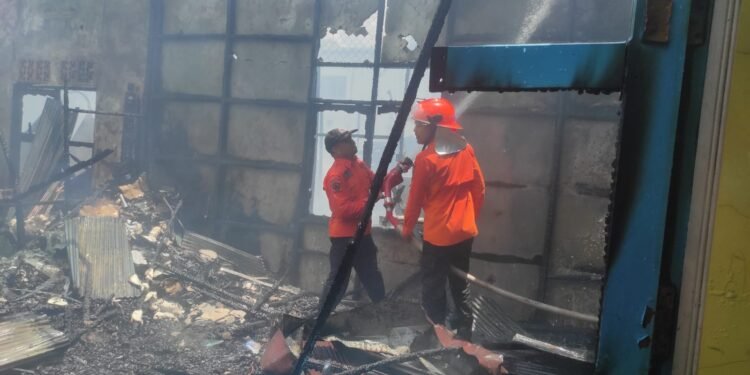 Enam Rumah Terbakar di Jalan Anggrek Kuala Kapuas, 8 KK Terdampak
