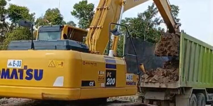 Akses Jalan Menuju Jembatan Sei Hyang Desa Lawang Kamah Mulai Ditimbun