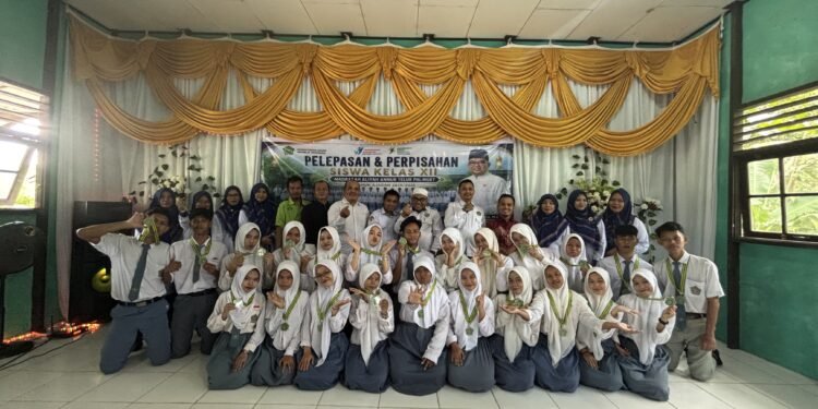 Melangkah dengan Ilmu, 24 Lulusan MA IT Annur Teluk Palinget Siap Tatap Masa Depan