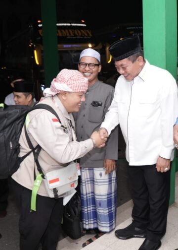 Bupati Kapuas Sambut Jemaah Haji Tengah Malam, 358 Orang Kloter BDJ 04 Tiba dengan Selamat