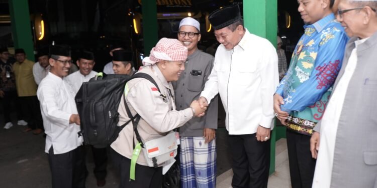 Bupati Kapuas Sambut Jemaah Haji Tengah Malam, 358 Orang Kloter BDJ 04 Tiba dengan Selamat
